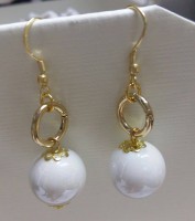 Orecchini con perla in ceramica bianca